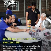 Personal acompañando a residentes